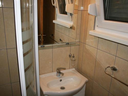 Bathroom sa Apartments by the sea Vrboska (Hvar) - 13551