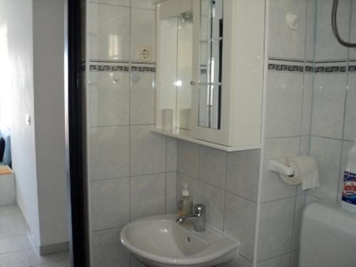 Kúpeľňa v ubytovaní Apartments with a parking space Okrug Gornji, Ciovo - 13562