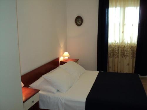 Posteľ alebo postele v izbe v ubytovaní Apartments with a parking space Okrug Gornji, Ciovo - 13562
