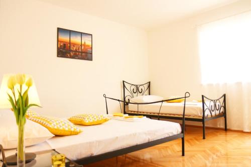 2 łóżka w pokoju z białymi ścianami w obiekcie Apartments with a parking space Split - 13579 w Splicie