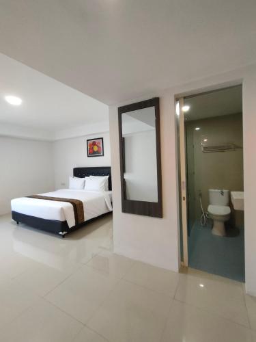Postel nebo postele na pokoji v ubytování Golden Ganesha Hotel Yogyakarta by Ecommerceloka