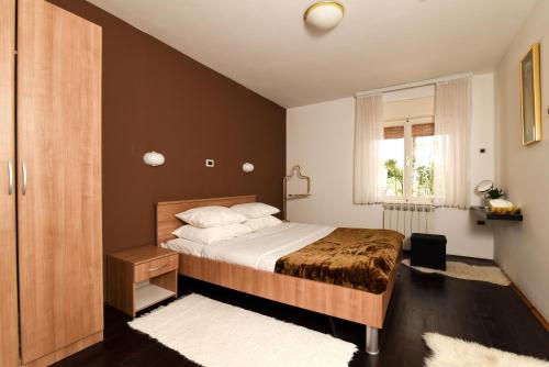 Un dormitorio con una cama grande y una ventana en Apartments with a swimming pool Kastav, Opatija - 13638 en Kastav