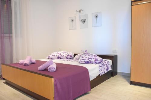 Postel nebo postele na pokoji v ubytování Apartments with a parking space Tucepi, Makarska - 13624