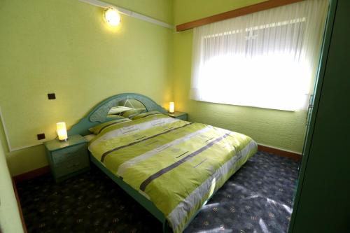 Posteľ alebo postele v izbe v ubytovaní Family friendly seaside apartments Pirovac, Sibenik - 13692