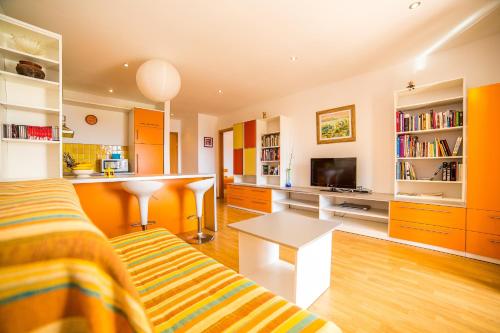 Apartments by the sea Bol, Brac - 13665