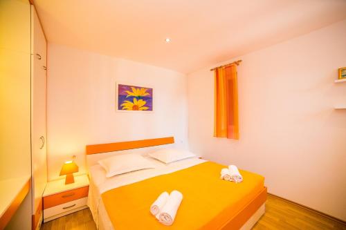 Apartments by the sea Bol, Brac - 13665