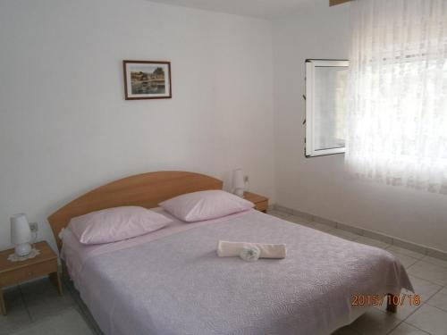 Posteľ alebo postele v izbe v ubytovaní Apartments by the sea Cove Kalebova Luka, Rogoznica - 13712