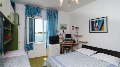 TV a/nebo společenská místnost v ubytování Apartments by the sea Omis - 13727