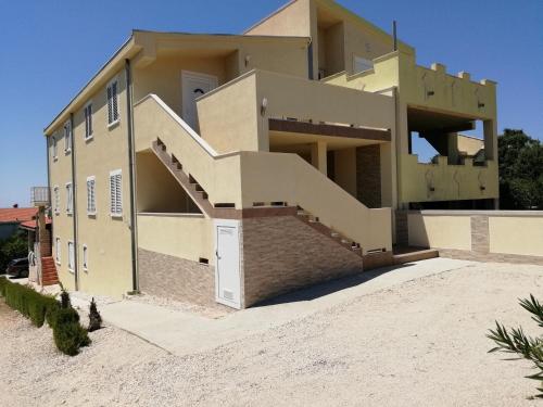 Zdjęcie z galerii obiektu Apartment Mandre 12409c w mieście Kolan