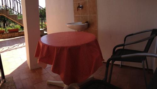 łazienka ze stołem i umywalką w pokoju w obiekcie Double Room Zambratija 11875a w mieście Zambratija