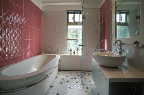 ein Badezimmer mit Badewanne und Waschbecken in der Unterkunft 小鳥敲門 Bird Villa in Shuangxi
