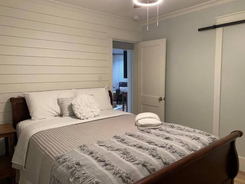 um quarto com uma cama com um cobertor em Walk to Bay Street and Historic Downtown Beaufort! Close to Parris Island MCRD!! em Beaufort