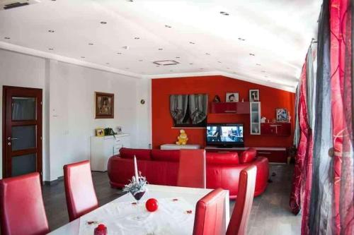 - un salon avec un canapé rouge et une table dans l'établissement Apartments with a parking space Zavalatica, Korcula - 9690, à Zavalatica