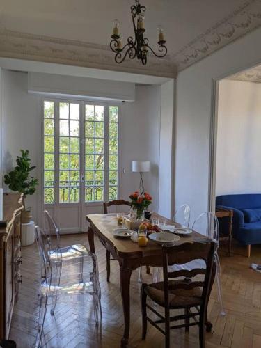 une salle à manger avec une table et des chaises en bois dans l'établissement Amazing 2-bedroom apartment in Nice near the beach, à Nice