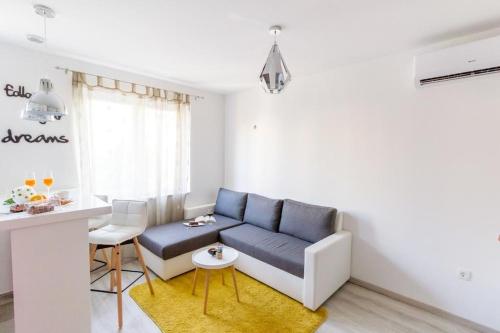 - un salon avec un canapé bleu et une table dans l'établissement Apartments with WiFi Split - 14594, à Split
