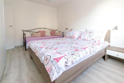 - une chambre avec un grand lit, une couette et des oreillers dans l'établissement Apartments with WiFi Split - 14594, à Split
