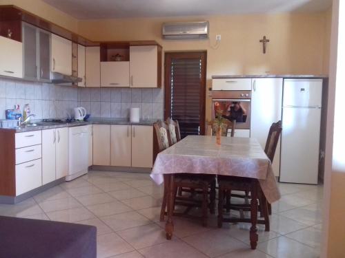 Kuchyňa alebo kuchynka v ubytovaní Apartments with a parking space Novigrad - 12572