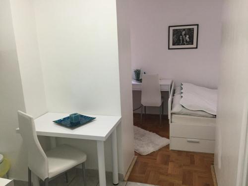 Postel nebo postele na pokoji v ubytování Apartments with WiFi Zagreb - 14623