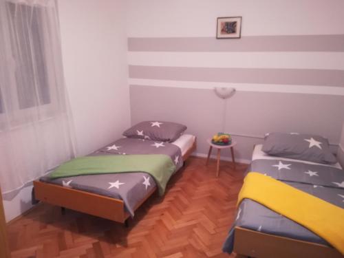 斯維尤拉伊的住宿－Rooms with a parking space Lukovo, Senj - 14567，带桌子的客房内的两张单人床