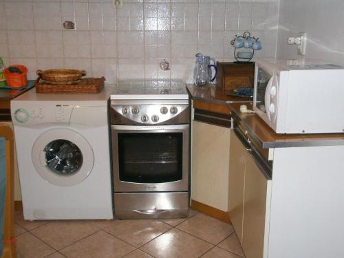 a kitchen with a stove and a washing machine at Apartments with WiFi Vodnjan, Fazana - 14650 in Vodnjan