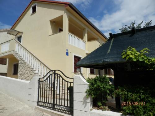 Zdjęcie z galerii obiektu Family friendly seaside apartments Preko, Ugljan - 14692 w mieście Preko