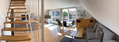 ein Wohnzimmer mit einer Treppe und einem Wohnzimmer in der Unterkunft Wendlers Ferienwohnungen #2 und #3 in Schwaig bei Nürnberg