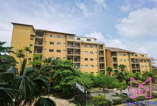 un edificio con una señal rosa delante de él en Gold Coast Morib Resort, en Banting