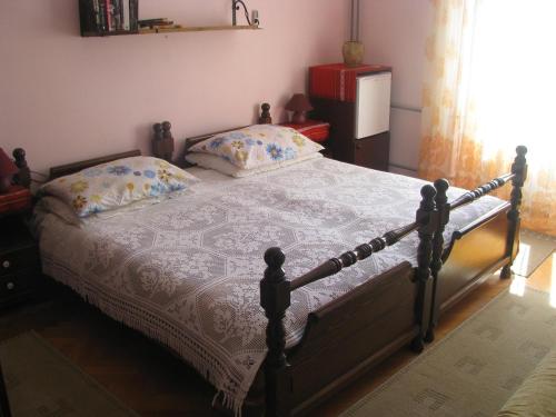 - un lit avec 2 oreillers dans une chambre dans l'établissement Apartments with WiFi Dubrovnik - 14722, à Dubrovnik