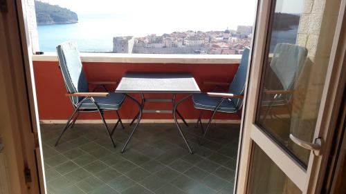 d'une table et de chaises sur un balcon avec vue. dans l'établissement Apartments with WiFi Dubrovnik - 14722, à Dubrovnik