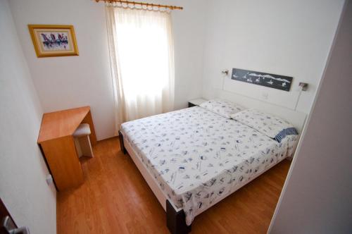 Postel nebo postele na pokoji v ubytování Apartments by the sea Necujam, Solta - 14729