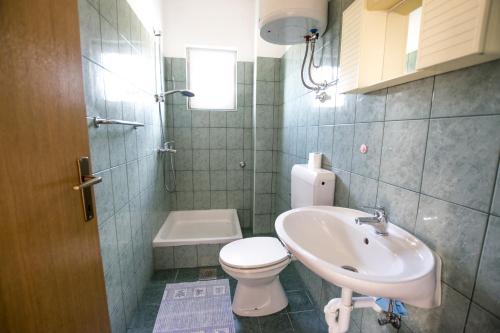 Koupelna v ubytování Apartments and rooms by the sea Rovanjska, Paklenica - 14732