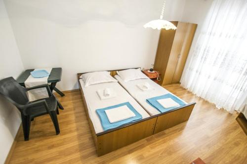 Postel nebo postele na pokoji v ubytování Apartments and rooms by the sea Rovanjska, Paklenica - 14732