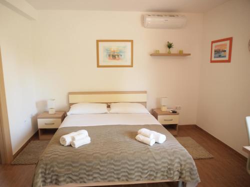 sypialnia z łóżkiem z dwoma ręcznikami w obiekcie Apartments by the sea Orebic, Peljesac - 14767 w Orebiciu