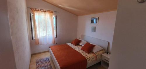 sypialnia z łóżkiem i oknem w obiekcie Family friendly seaside apartments Sevid, Trogir - 14790 w Marinie