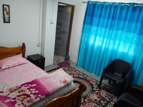 Кровать или кровати в номере Parvi Homestay