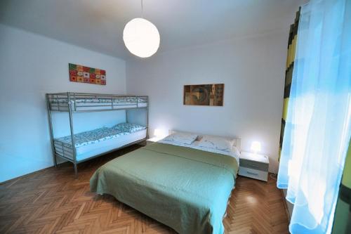 - une chambre avec un lit et des lits superposés dans l'établissement Holiday house with a swimming pool Hreljin, Kraljevica - 14813, à Hreljin