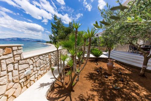 Apartments by the sea Arbanija, Ciovo - 14825