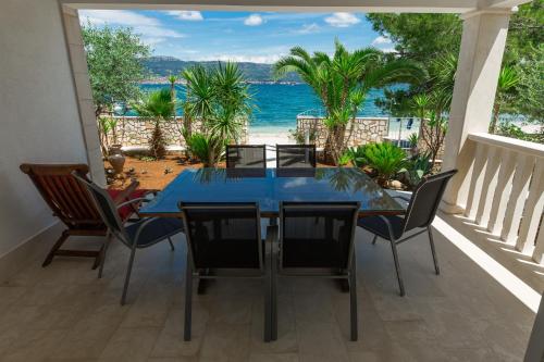 Apartments by the sea Arbanija, Ciovo - 14825