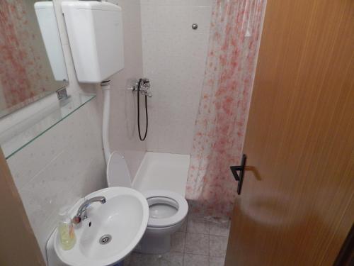 y baño con aseo y lavamanos. en Rooms with a parking space Stari Grad, Hvar - 14831 en Stari Grad