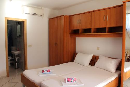 1 dormitorio pequeño con 1 cama con armarios de madera en Studio Orebic 14842c, en Orebić