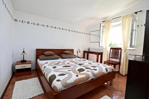 スチュライにあるApartments by the sea Sucuraj, Hvar - 14866のベッドと机と窓のある寝室