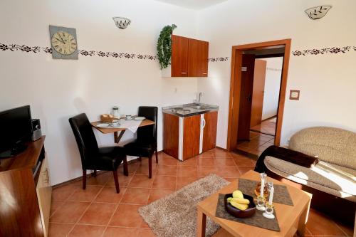 スチュライにあるApartments by the sea Sucuraj, Hvar - 14866のキッチンとダイニングルームのあるリビングルーム