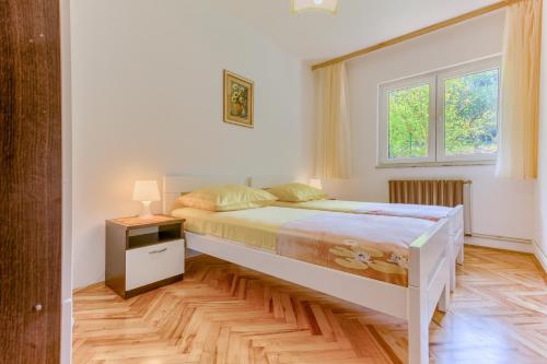 Postel nebo postele na pokoji v ubytování Apartments by the sea Slatine, Ciovo - 14871