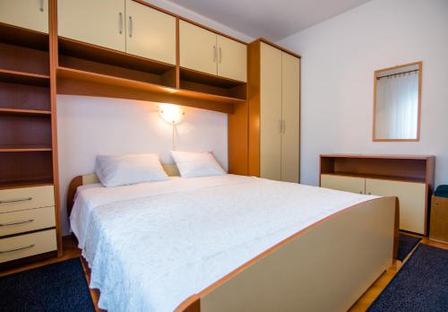 Apartments by the sea Barbat, Rab - 14884