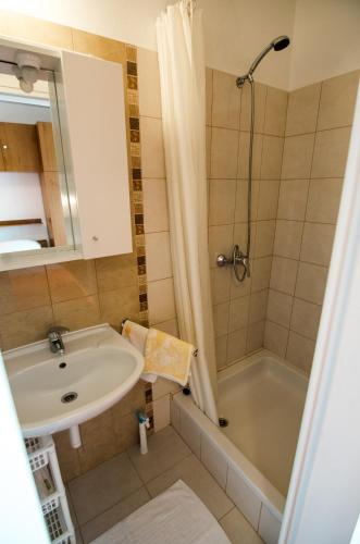 Apartments by the sea Barbat, Rab - 14884