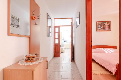 ein kleines Schlafzimmer mit einem Bett und einem Spiegel in der Unterkunft Seaside holiday house Karbuni, Korcula - 14889 in Prizba