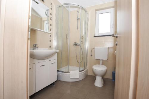 Koupelna v ubytování Apartments by the sea Stara Novalja, Pag - 14883