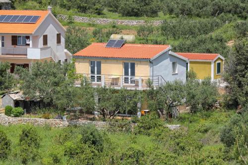 een huis met zonnepanelen op het dak bij Seaside secluded apartments Cove Skozanje, Hvar - 14899 in Gdinj