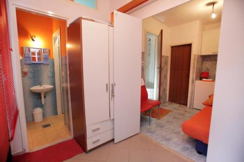 Camera dotata di bagno con servizi igienici e lavandino. di Apartments by the sea Trogir - 14907 a Trogir