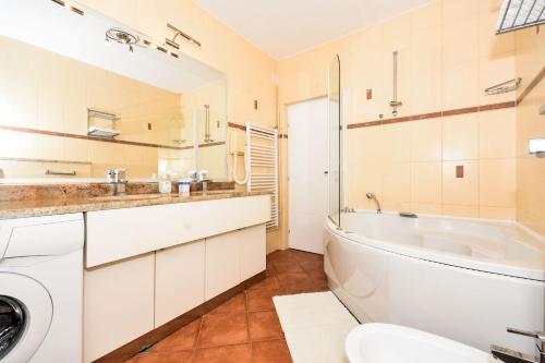 Un baño con bañera, lavabo e inodoro. en Luxury villa with a swimming pool Zastolje, Dubrovnik - 14922, en Gruda